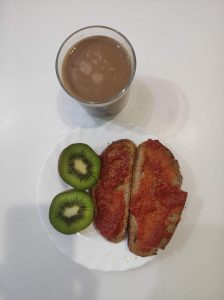 Café con leche con tostadas. Fruta. Desayuno saludable. 